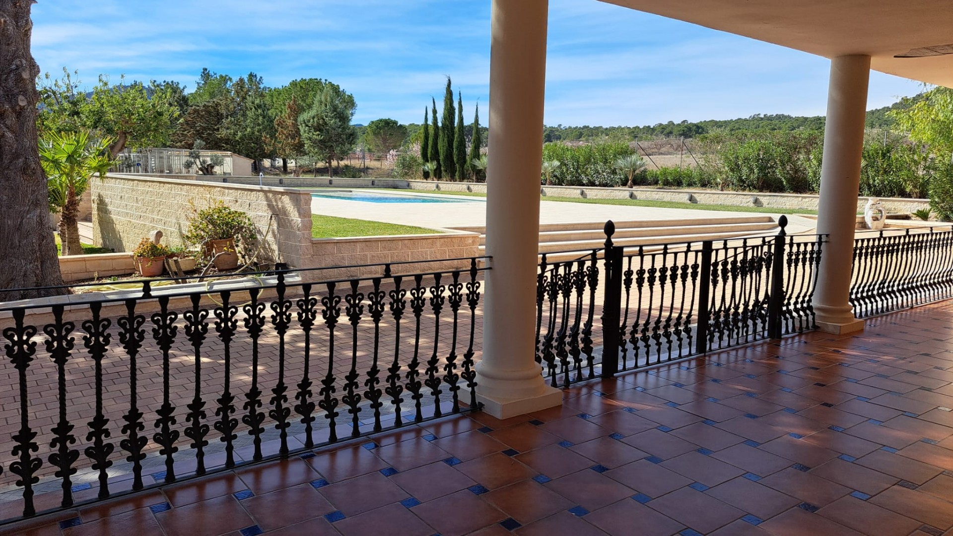 Återförsäljning - Finca lantlig egendom -
Salinas