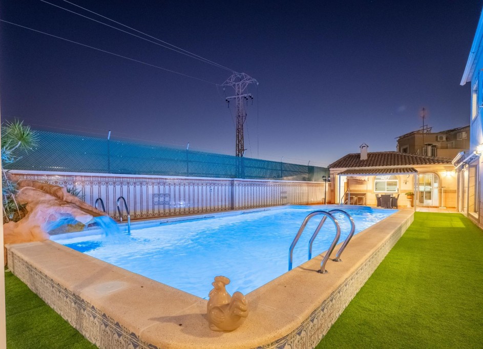 Återförsäljning - Fristående villa -
Torrevieja - El chaparral