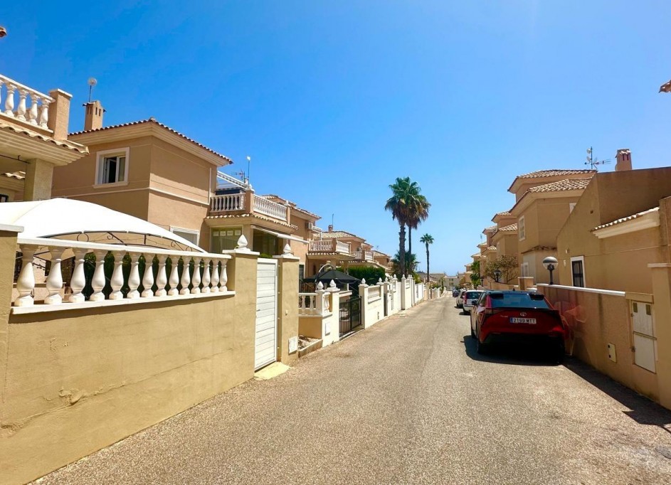 Återförsäljning - Radhus -
Orihuela - Urbanización Perla del Mar