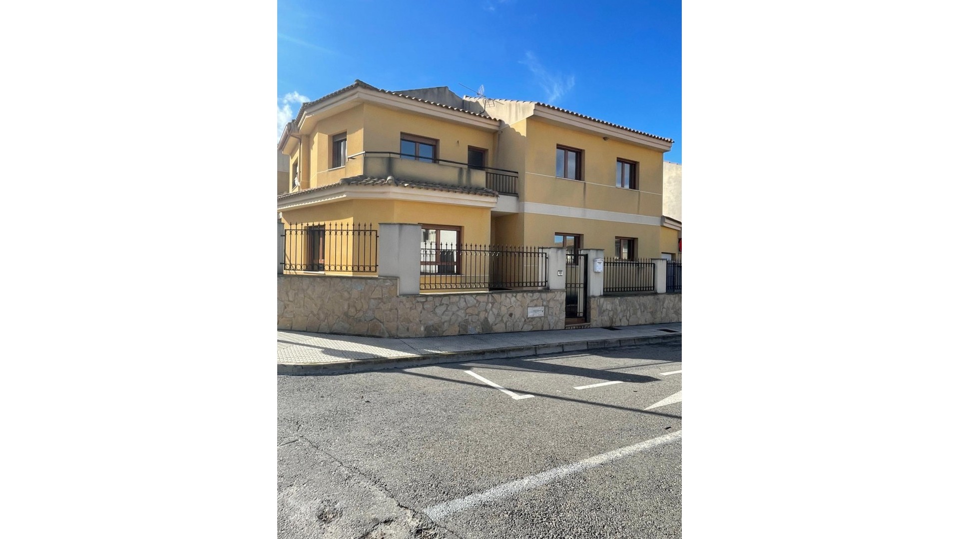 Återförsäljning - Radhus -
Pinoso - Pinoso Alicante