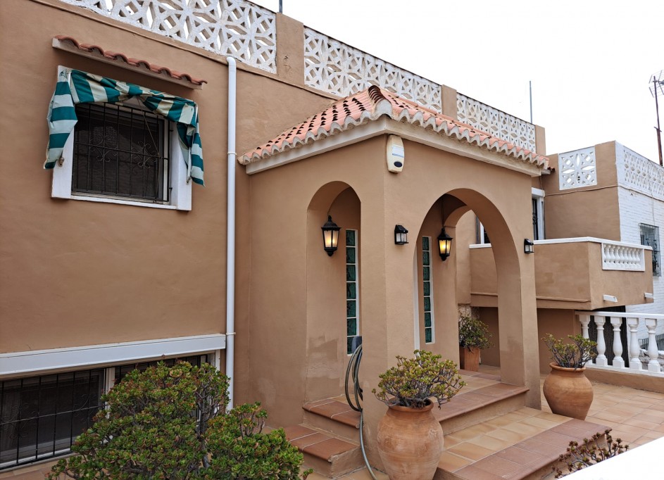 Återförsäljning - Villa i parhus -
La Mata