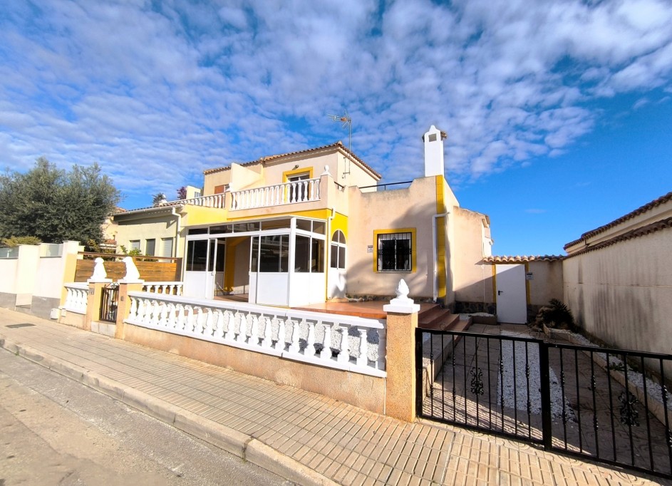 Återförsäljning - Villa i parhus -
Orihuela Costa