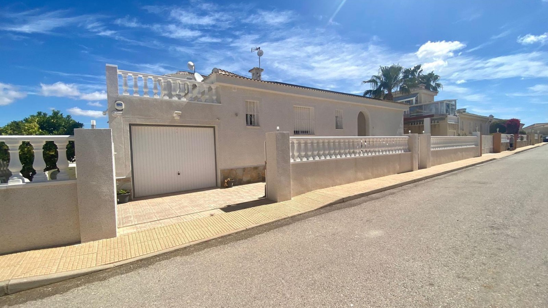 Återförsäljning - Villa i parhus -
San Miguel de Salinas - BLUE LAGOON