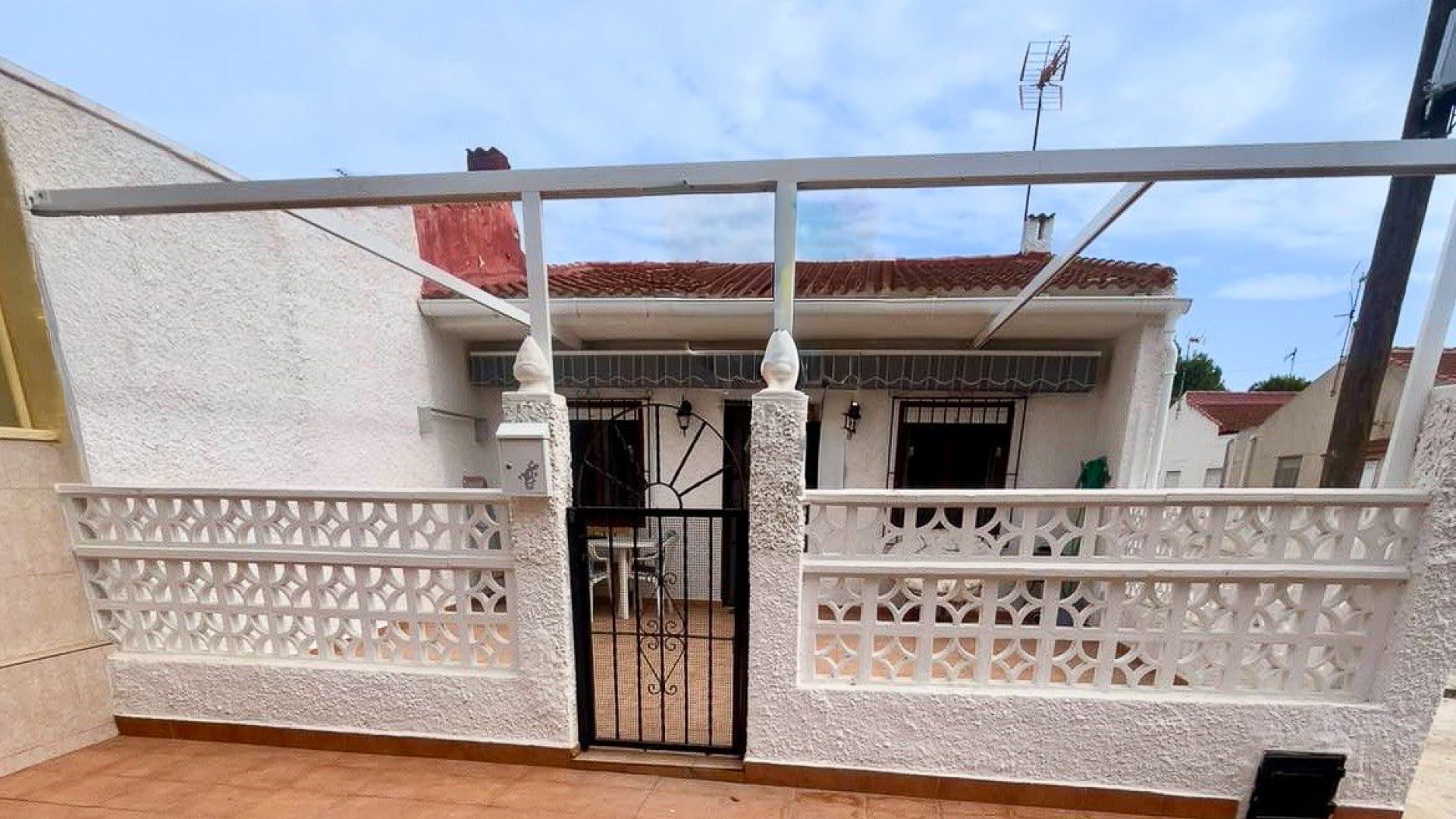 Återförsäljning - Villa i parhus -
Torrevieja