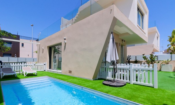 Chalet Independiente - Venta - Pilar de la Horadada - Pueblo Latino