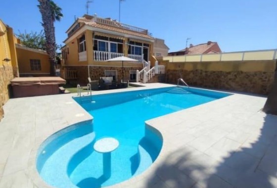 Chalet Independiente - Venta - Torrevieja - Aguas Nuevas