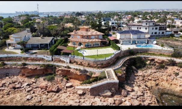 Chalet Independiente - Venta - Torrevieja - Torrevieja