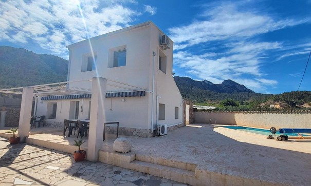 Fritliggende villa - Videresalg - La Romana - La Romana