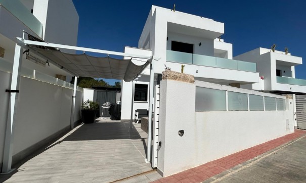 Fritliggende villa - Videresalg - Los Montesinos - La Herada
