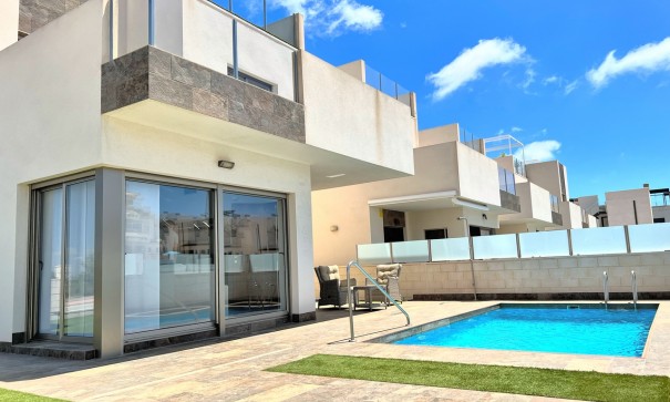 Fritliggende villa - Videresalg - Punta Prima - Punta Prima