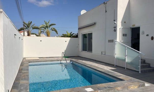 Fritliggende villa - Videresalg - Torrevieja - San Luis