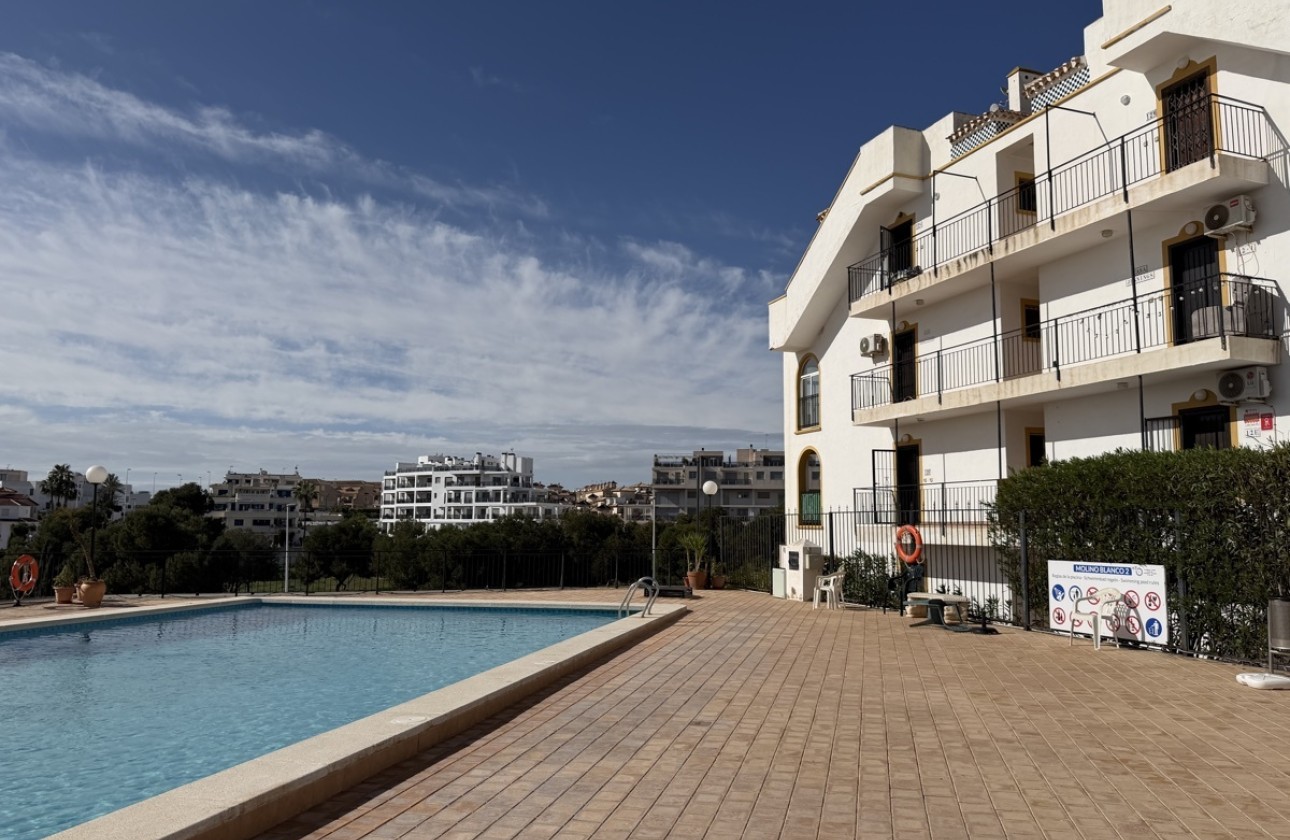 Herverkoop - Apartement Flat -
La Zenia