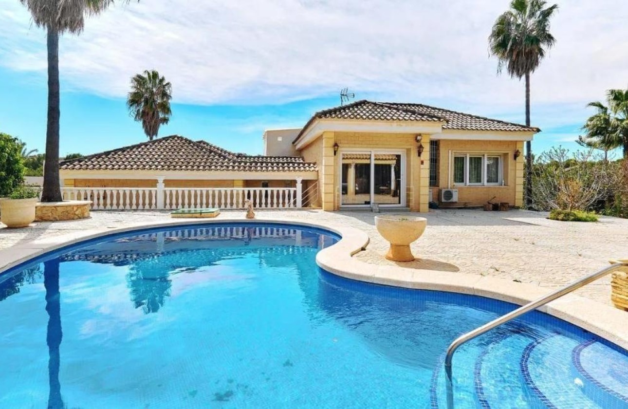 Herverkoop - Detached Villa -
Campoamor