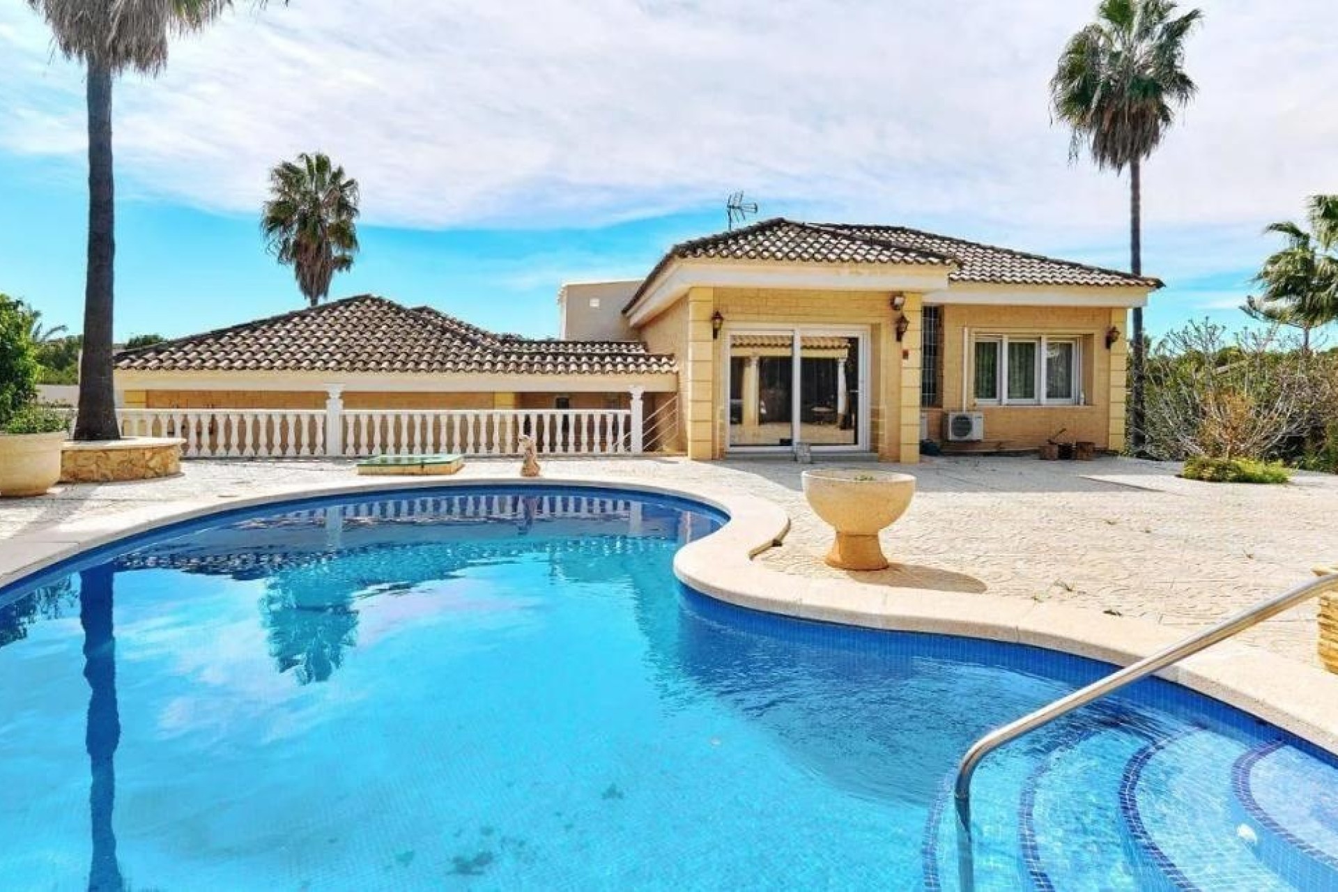 Herverkoop - Detached Villa -
Campoamor