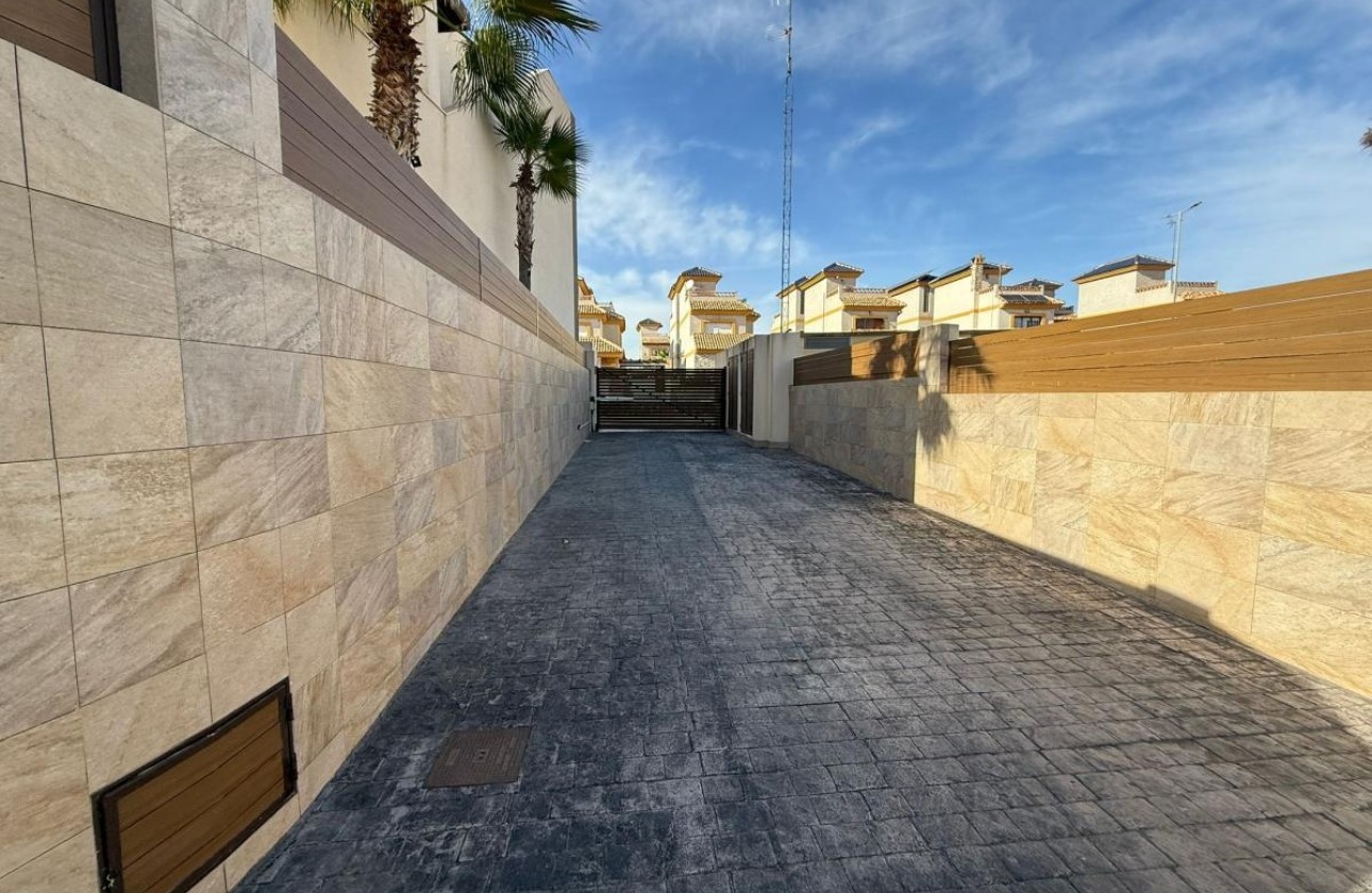 Herverkoop - Detached Villa -
Los Montesinos