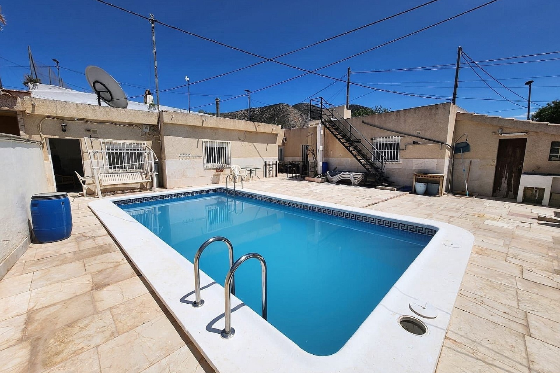 Herverkoop - Finca Landelijk pand -
Algueña