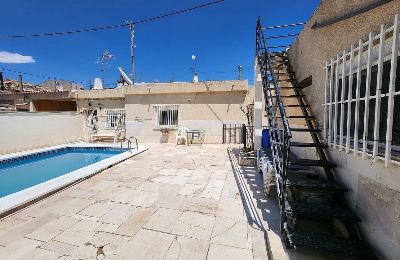 Herverkoop - Finca Landelijk pand -
Algueña