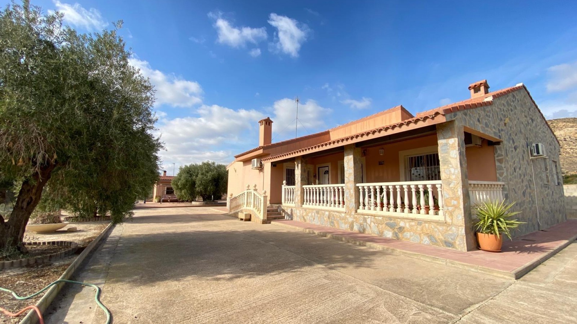 Herverkoop - Finca Landelijk pand -
Alicante