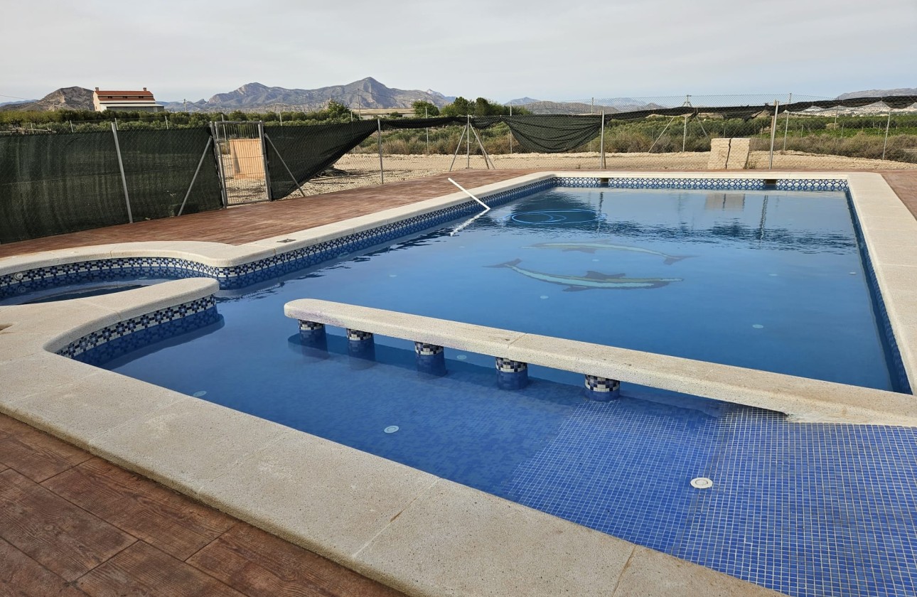 Herverkoop - Finca Landelijk pand -
Novelda