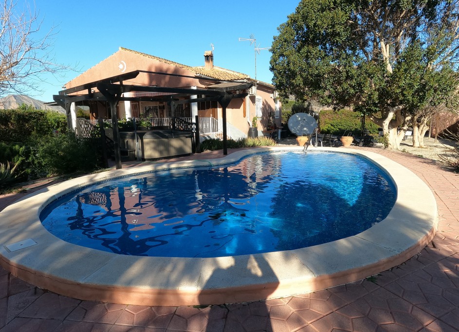 Herverkoop - Finca Landelijk pand -
Orihuela