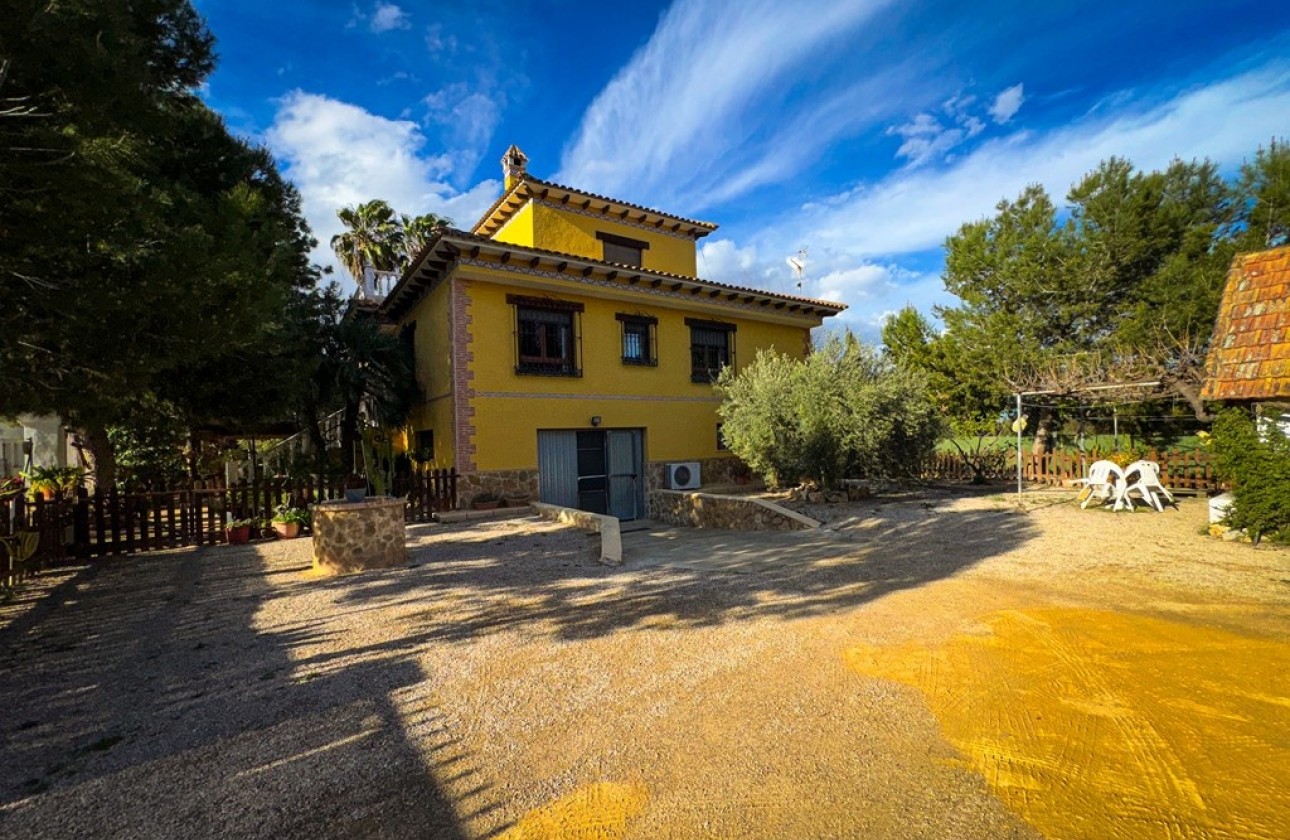 Herverkoop - Finca Landelijk pand -
Orihuela