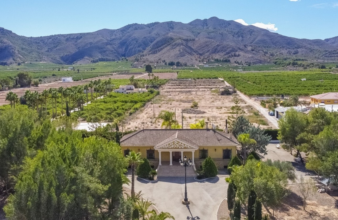 Herverkoop - Finca Landelijk pand -
Orihuela