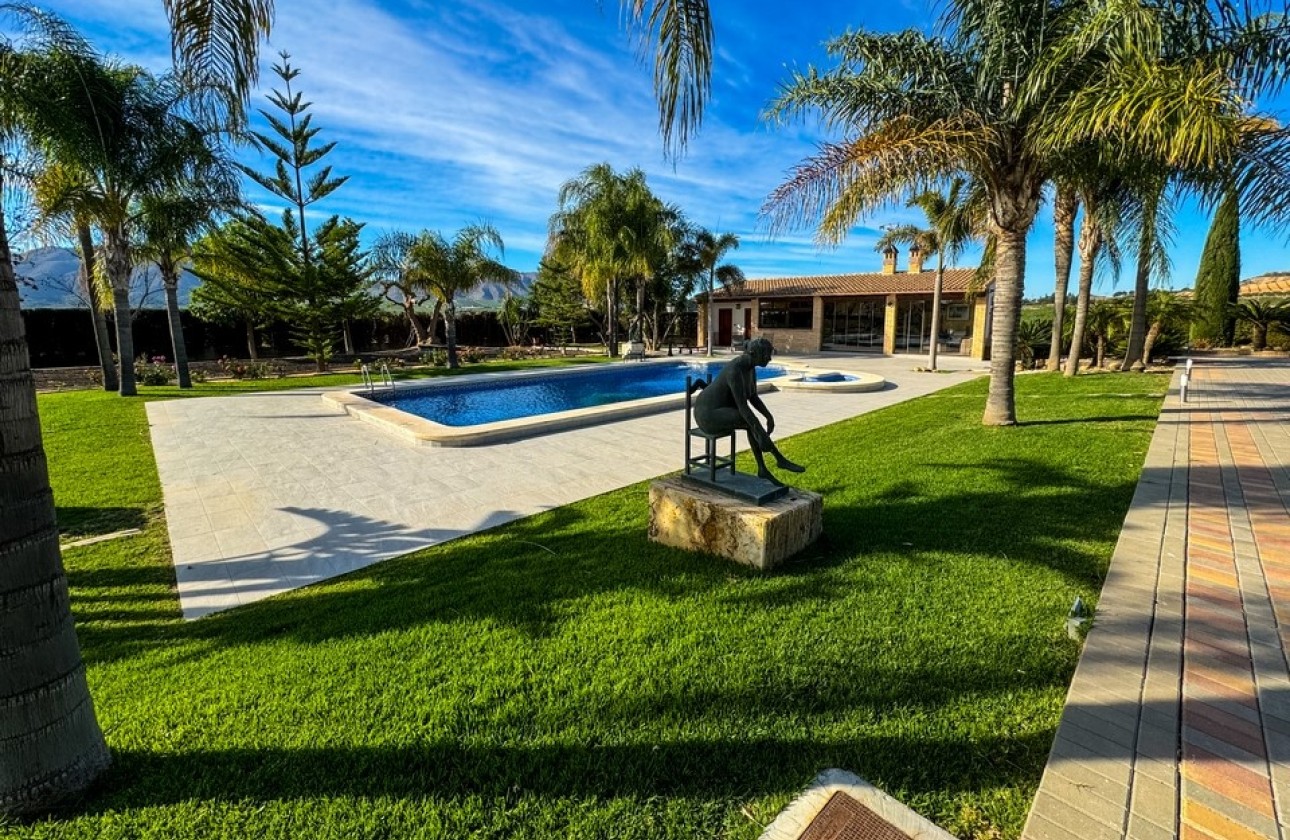 Herverkoop - Finca Landelijk pand -
Orihuela