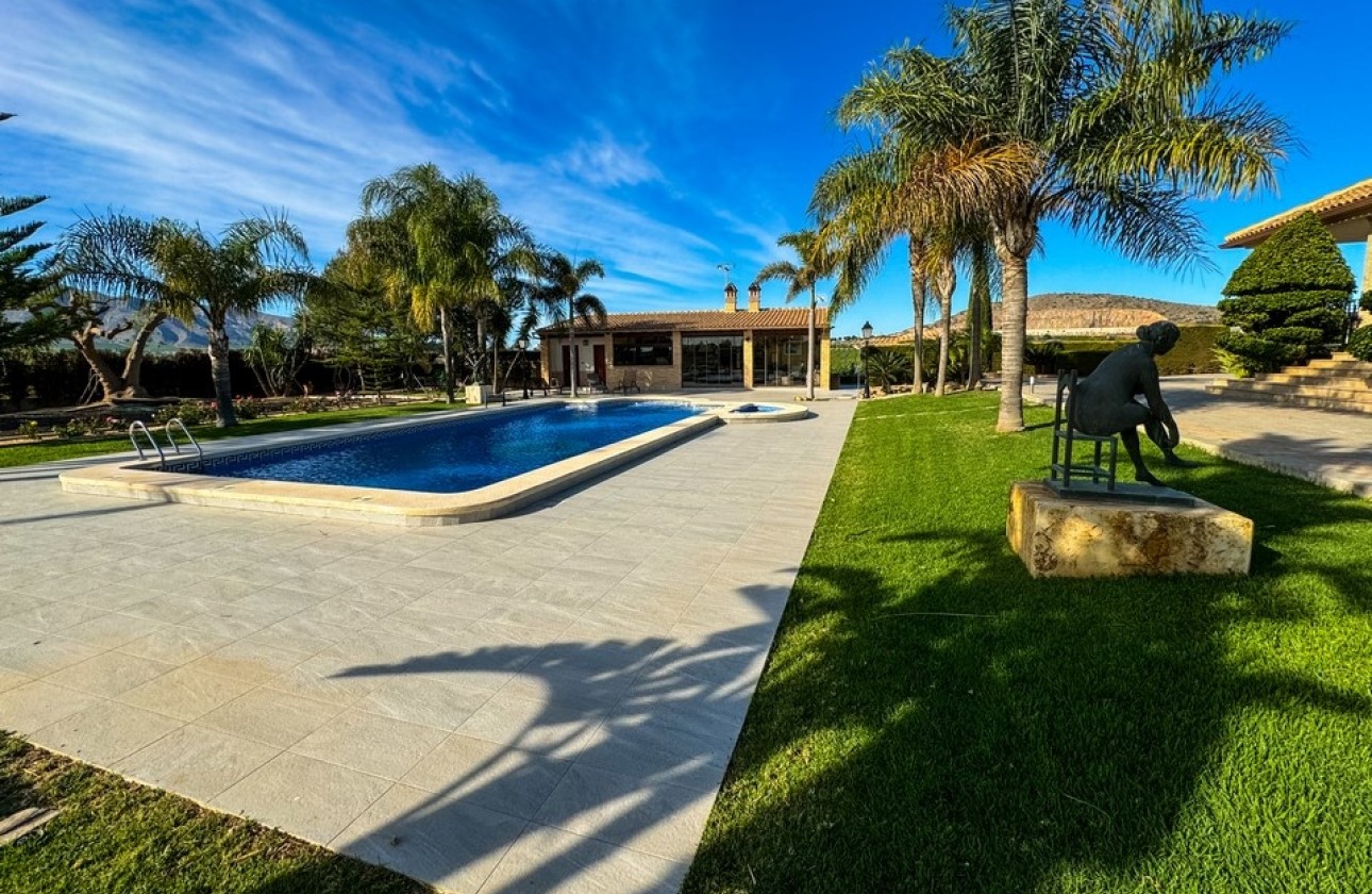 Herverkoop - Finca Landelijk pand -
Orihuela