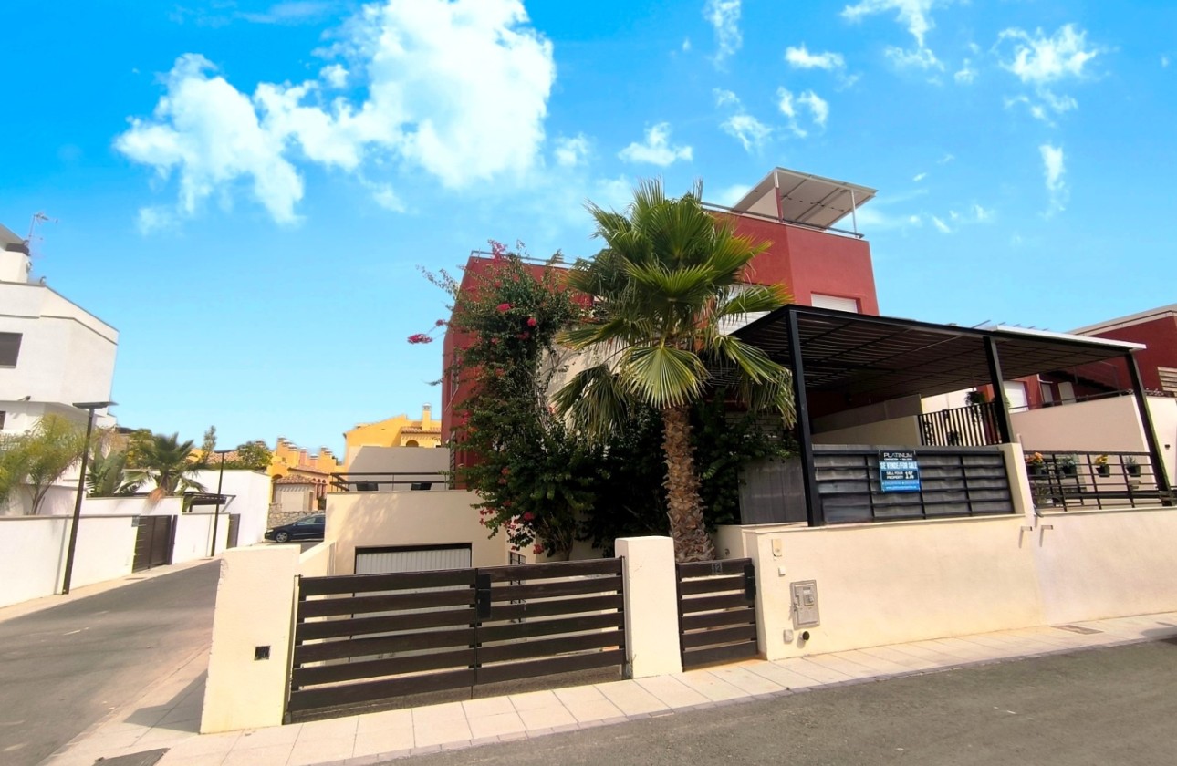 Herverkoop - Halfvrijstaande villa -
Algorfa