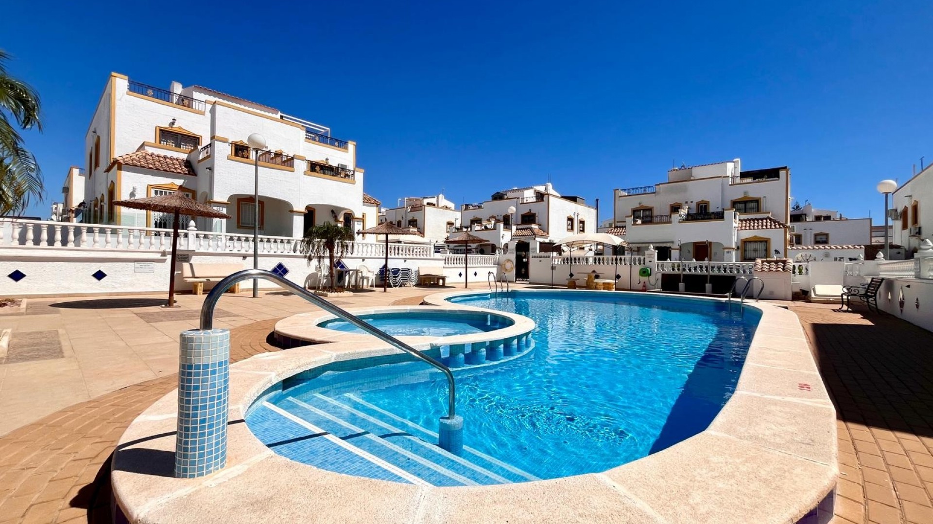 Herverkoop - Halfvrijstaande villa -
Entre Naranjos Vistabella Golf - Entre Naranjos - Vistabella