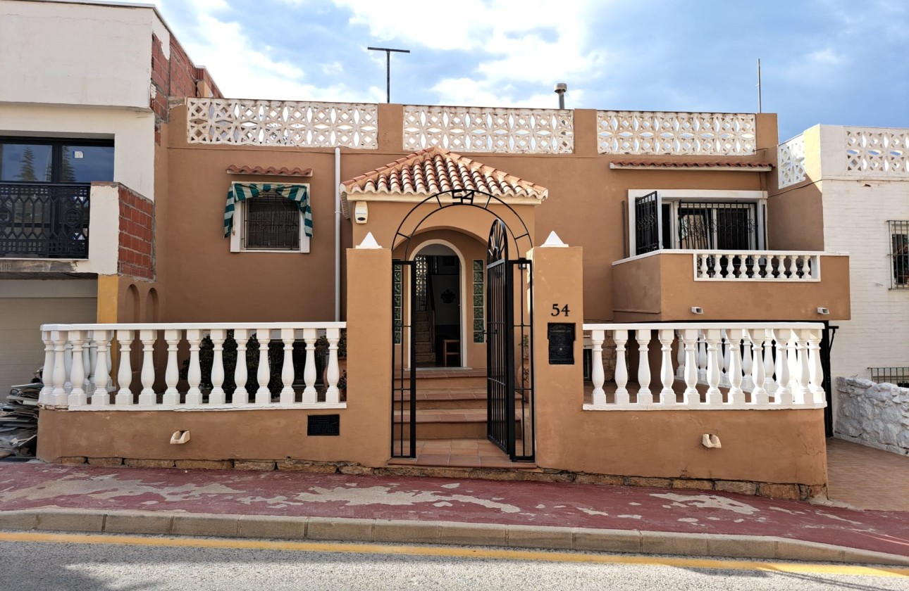 Herverkoop - Halfvrijstaande villa -
La Mata