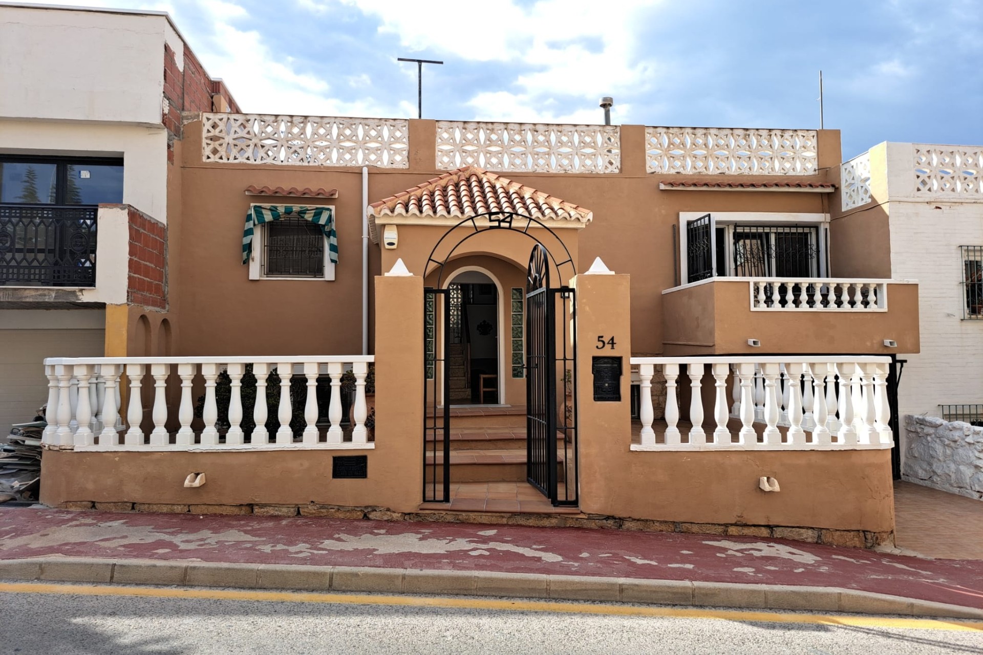 Herverkoop - Halfvrijstaande villa -
La Mata