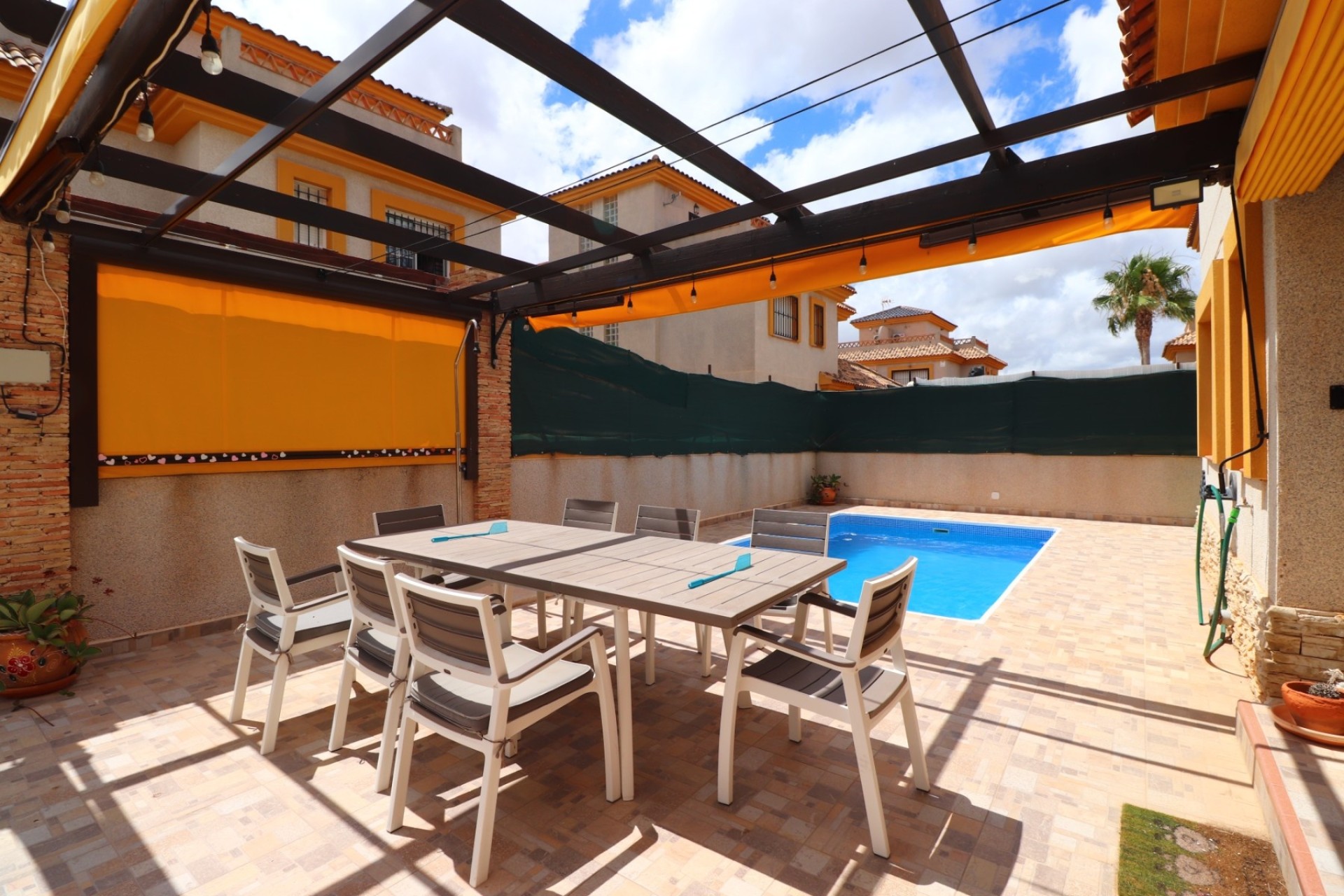 Herverkoop - Halfvrijstaande villa -
Los Montesinos - La Herrada