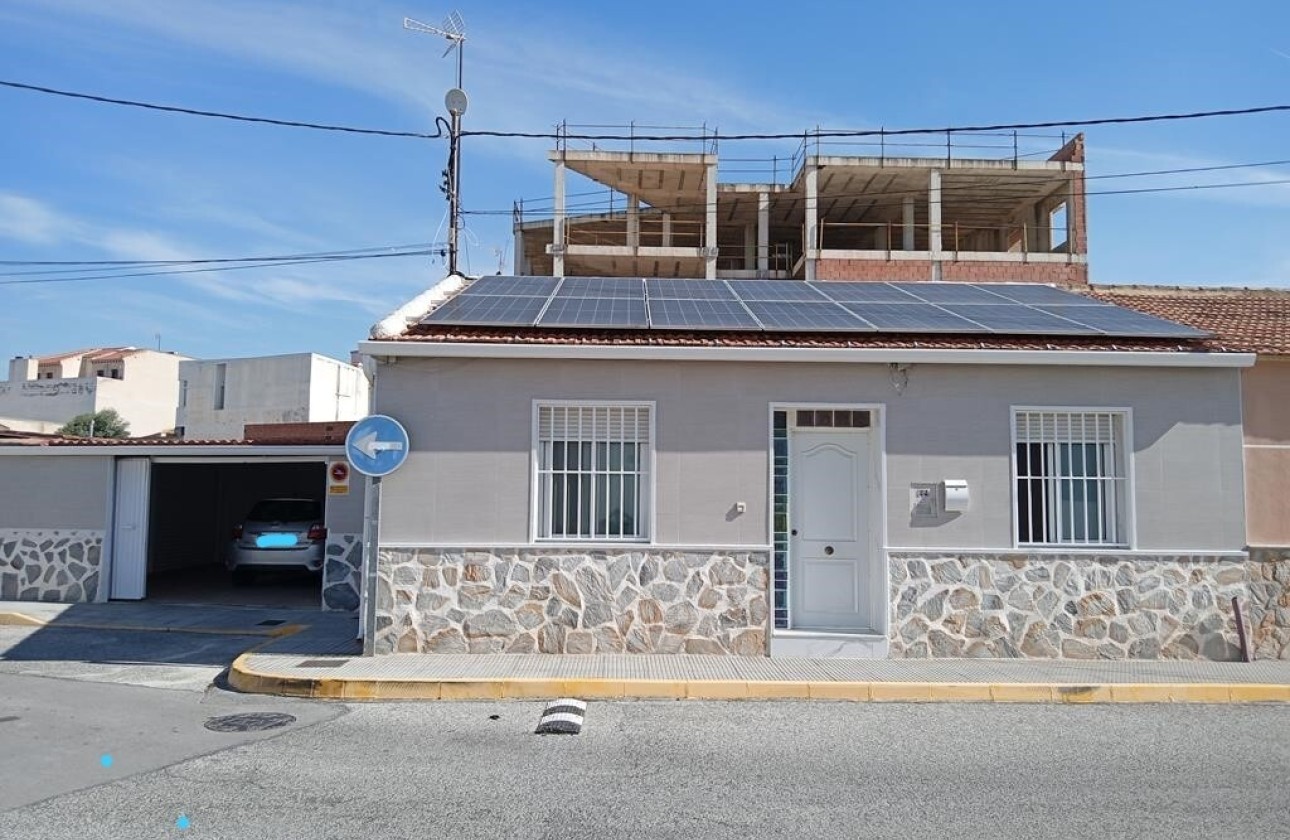 Herverkoop - Halfvrijstaande villa -
Los Montesinos - PUEBLO CENTRO