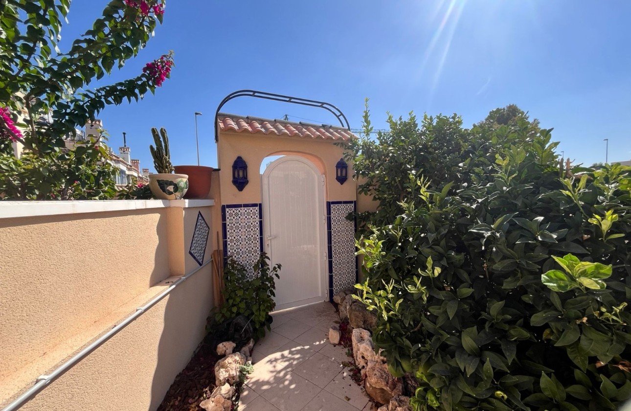 Herverkoop - Halfvrijstaande villa -
Orihuela Costa - Entre golf