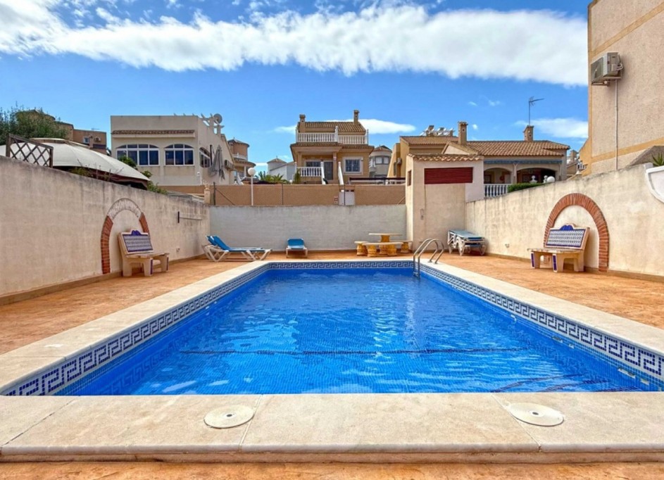 Herverkoop - Halfvrijstaande villa -
Orihuela Costa - Los Altos