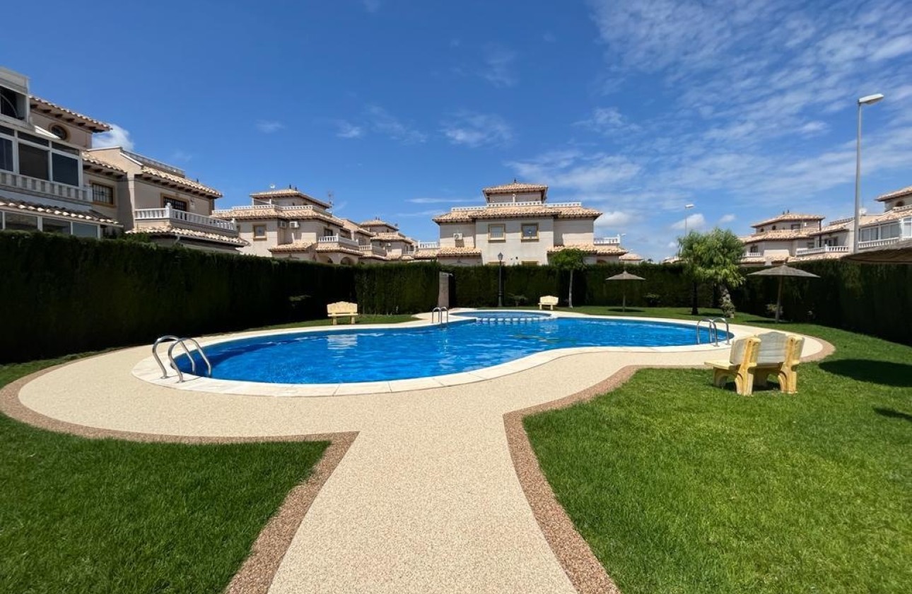 Herverkoop - Halfvrijstaande villa -
Orihuela Costa - Montezenia