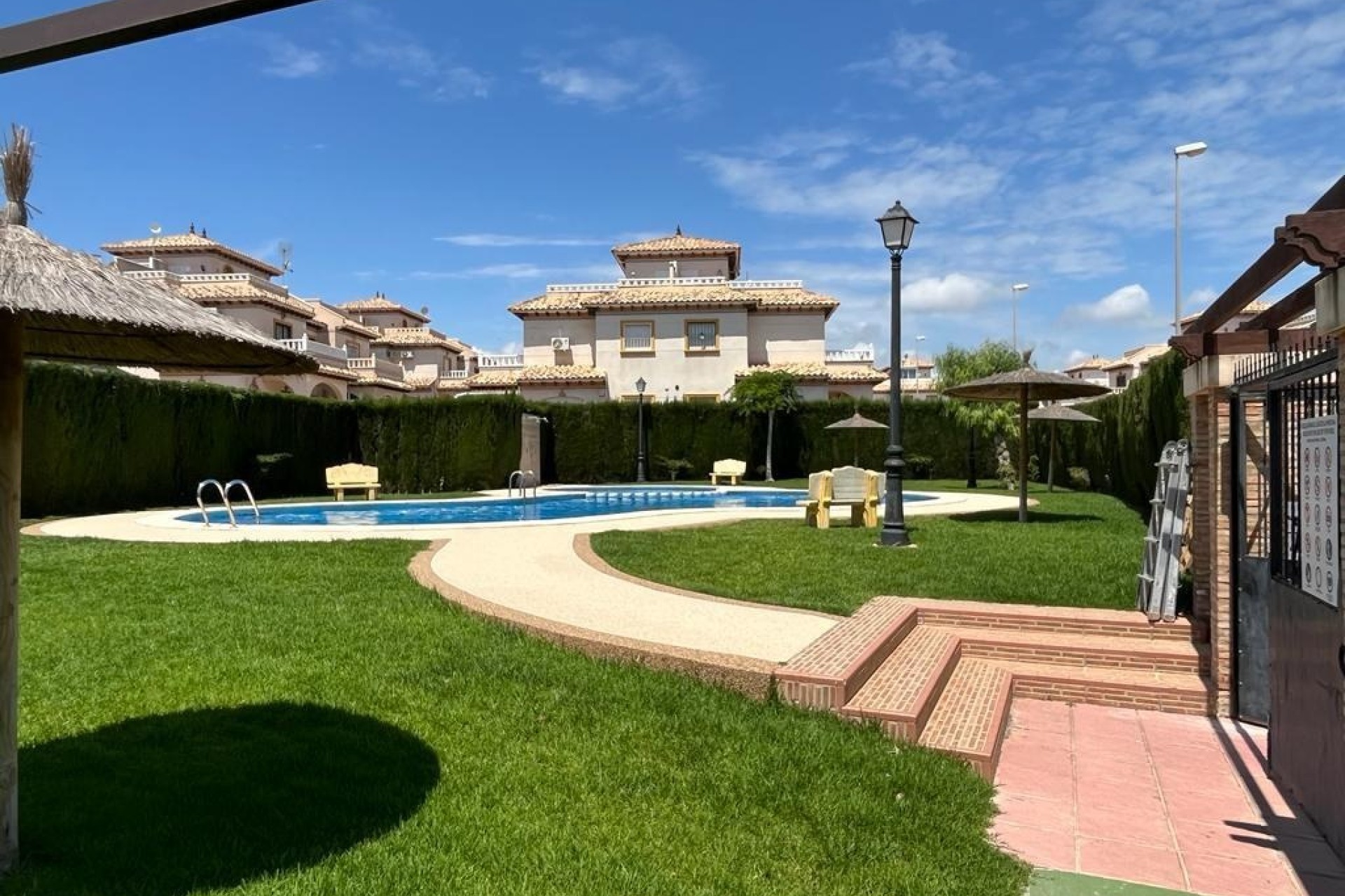 Herverkoop - Halfvrijstaande villa -
Orihuela Costa - Montezenia