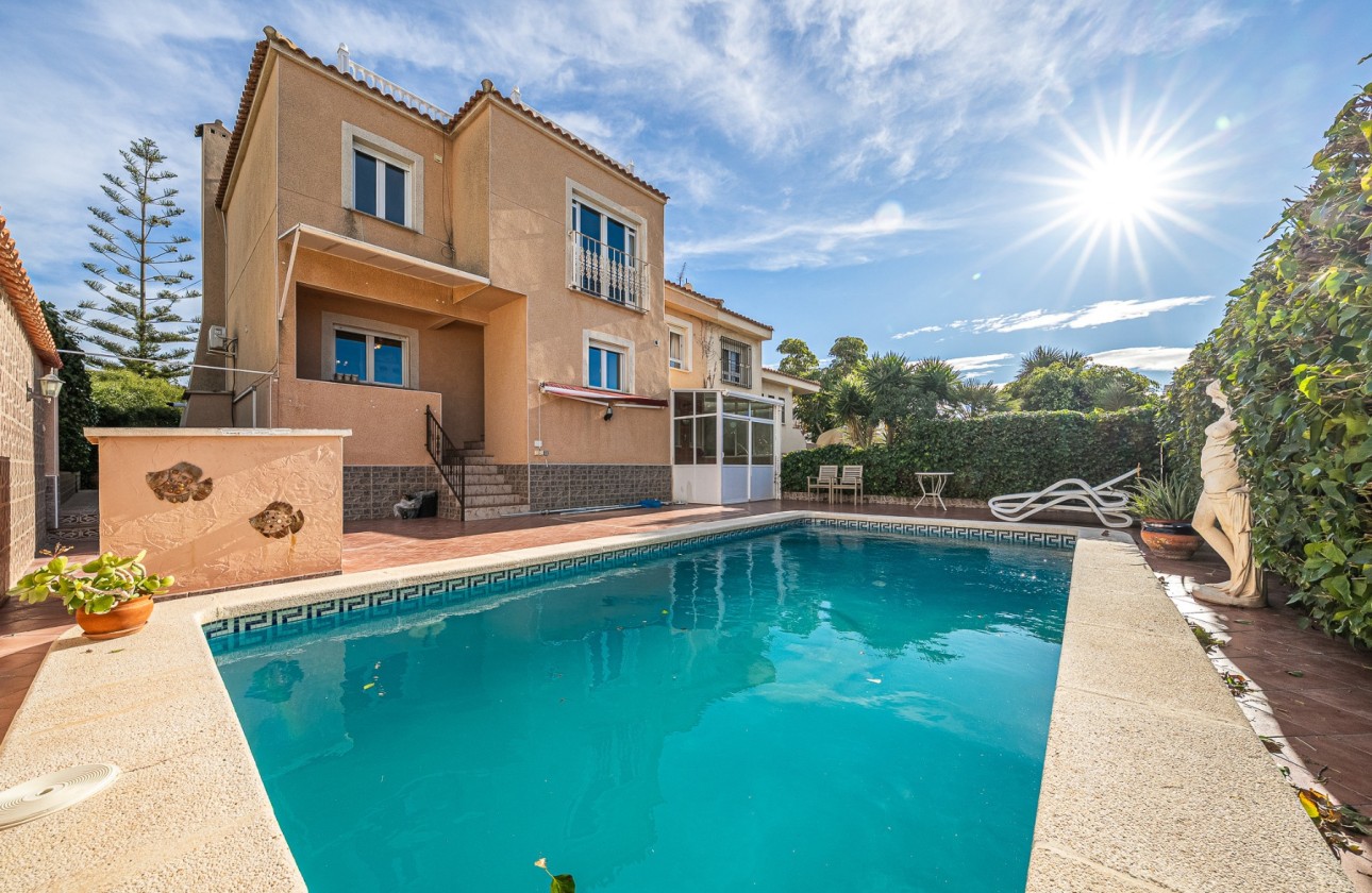 Herverkoop - Halfvrijstaande villa -
Torrevieja - El chaparral