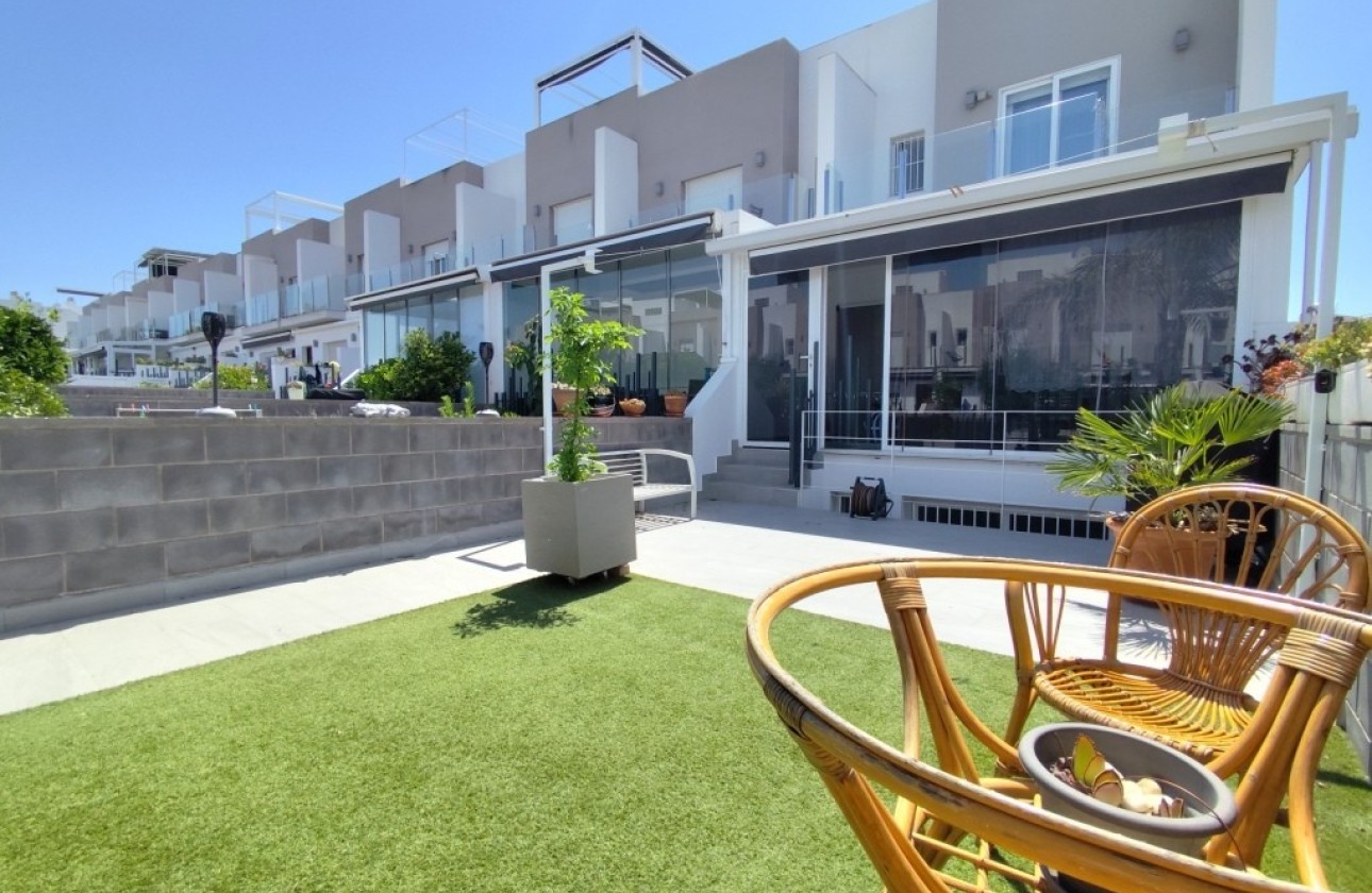 Herverkoop - Halfvrijstaande villa -
Torrevieja