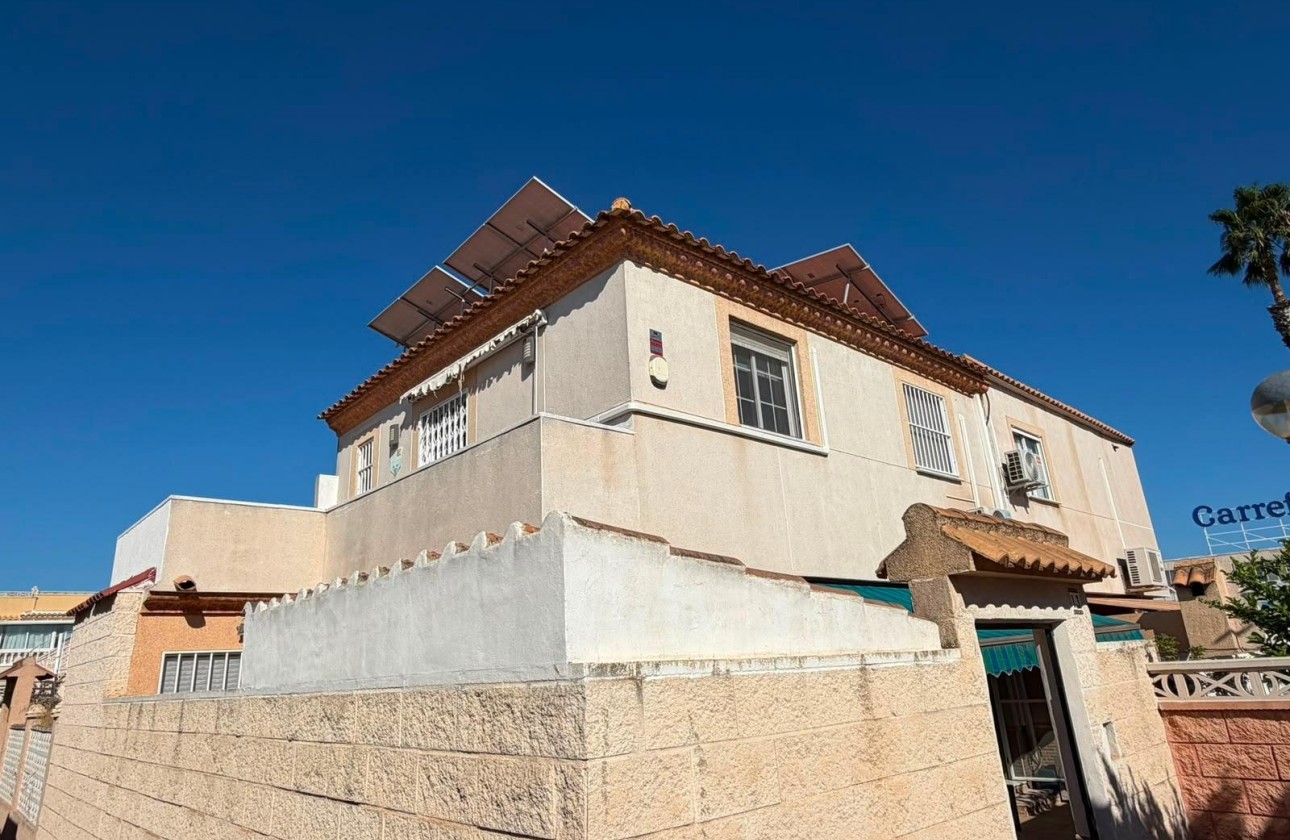Herverkoop - Halfvrijstaande villa -
Torrevieja