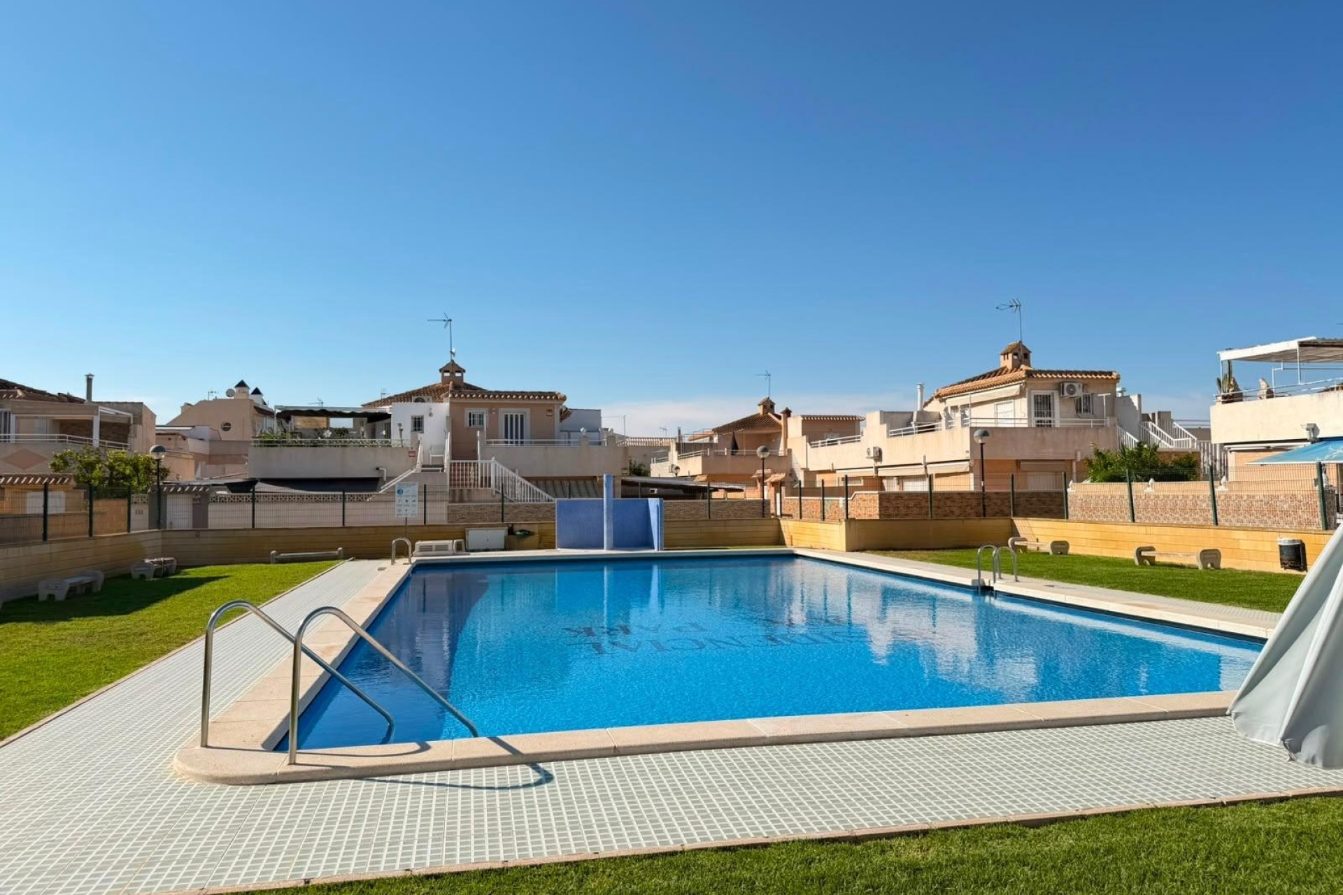 Herverkoop - Halfvrijstaande villa -
Torrevieja