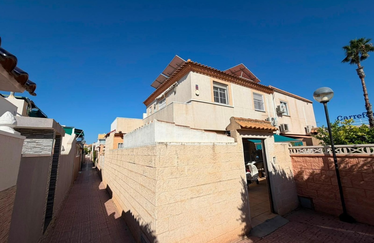 Herverkoop - Halfvrijstaande villa -
Torrevieja