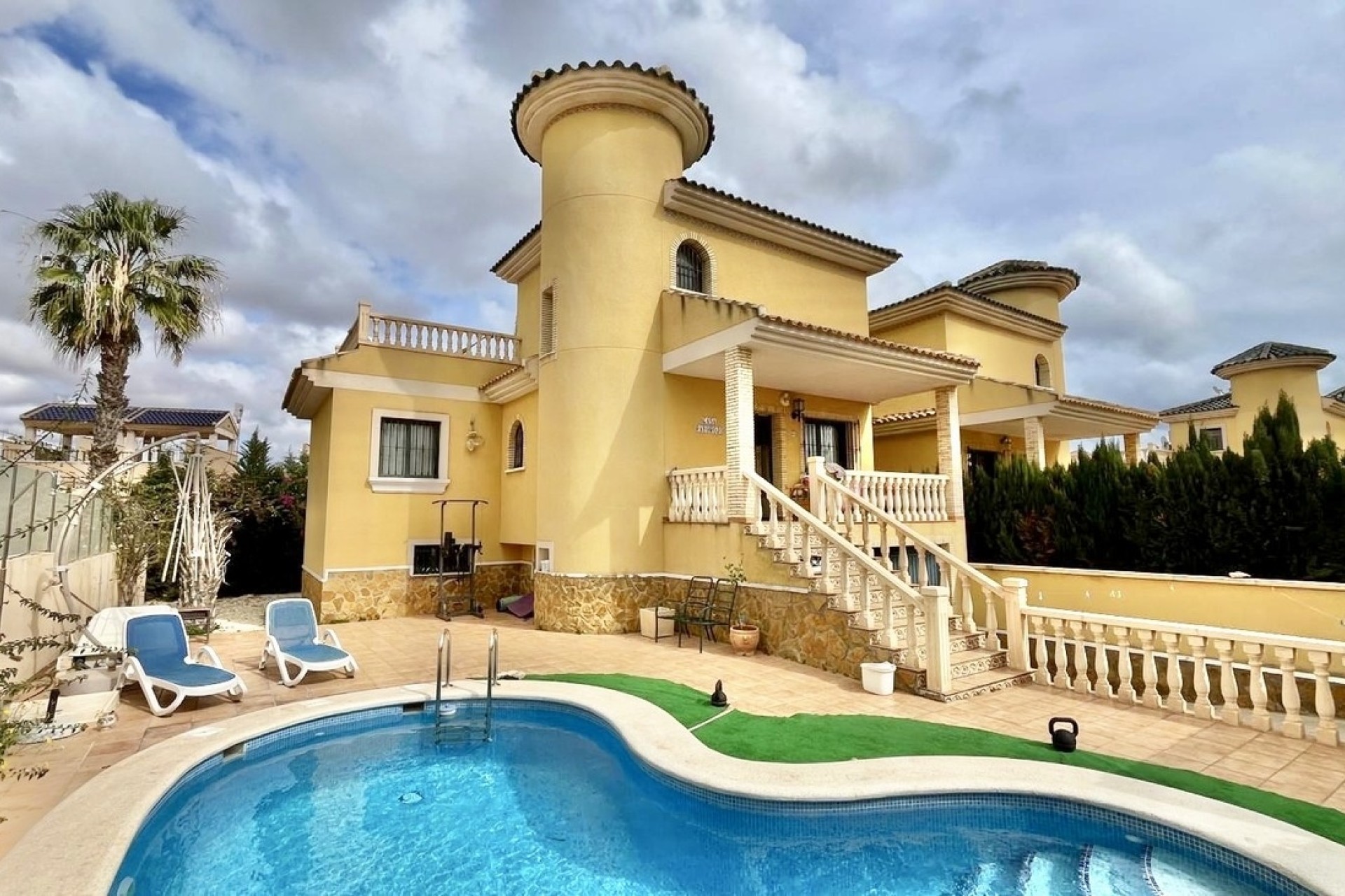 Herverkoop - Halfvrijstaande villa -
Villamartín