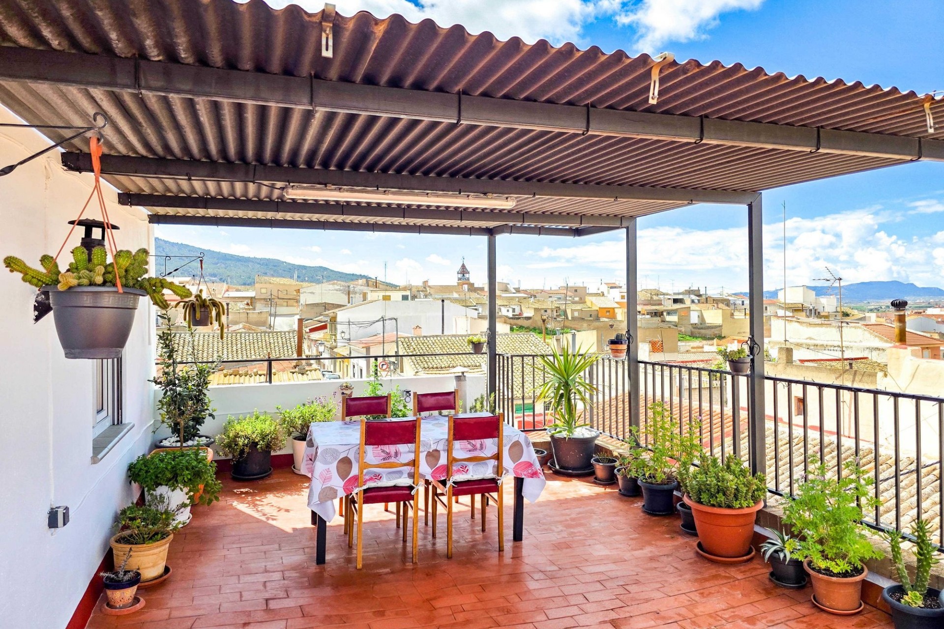 Herverkoop - Herenhuis -
Pinoso