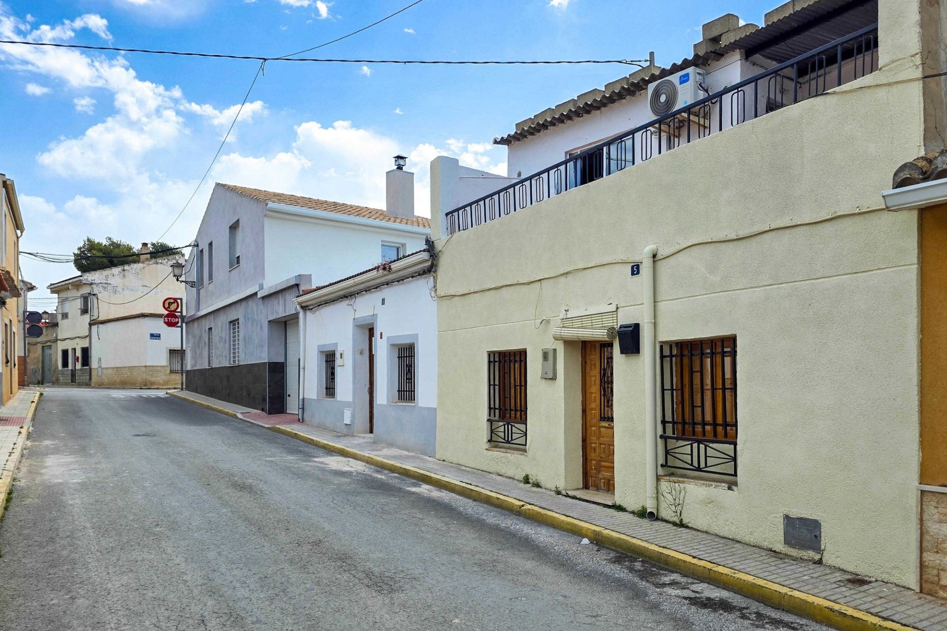 Herverkoop - Herenhuis -
Pinoso