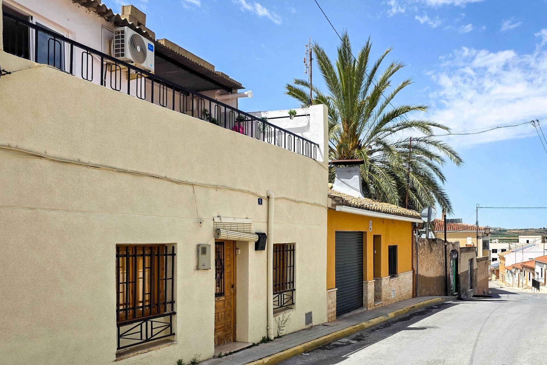 Herverkoop - Herenhuis -
Pinoso