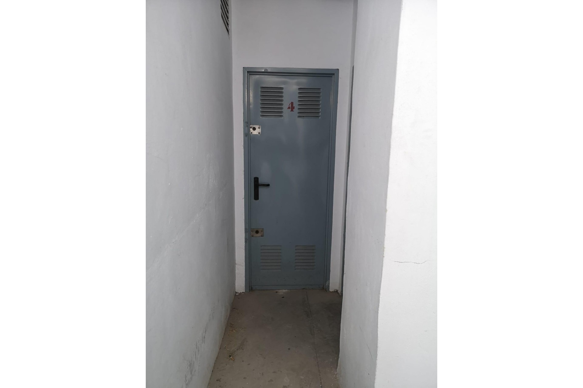 Herverkoop - Opslagruimte -
Torrevieja - Estacion de autobuses