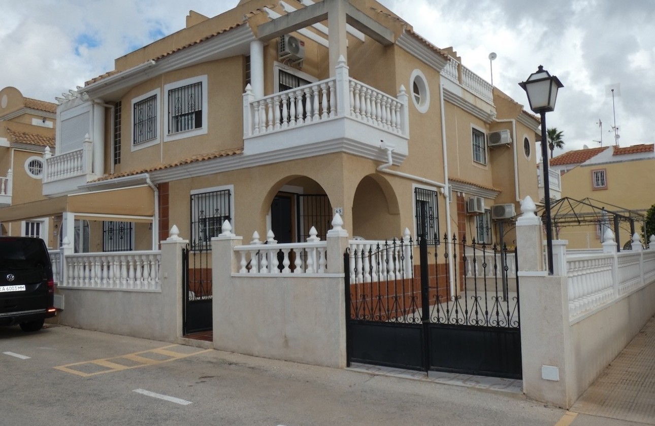 Herverkoop - Rijhuis -
Cabo Roig