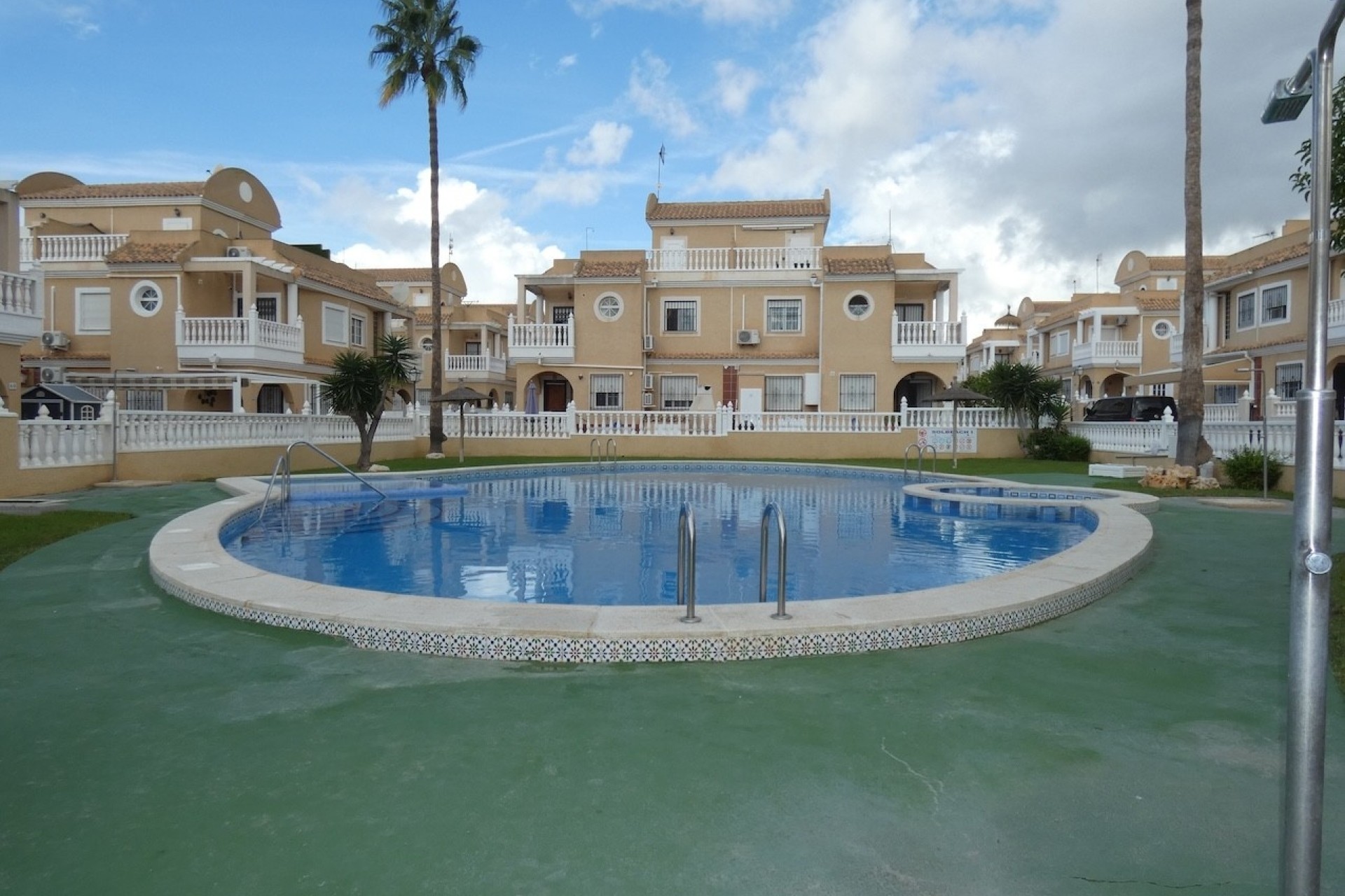 Herverkoop - Rijhuis -
Cabo Roig